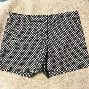 Wrinkle-resistantAnne Klein size 12, classic Black and White 4 pocket shorts